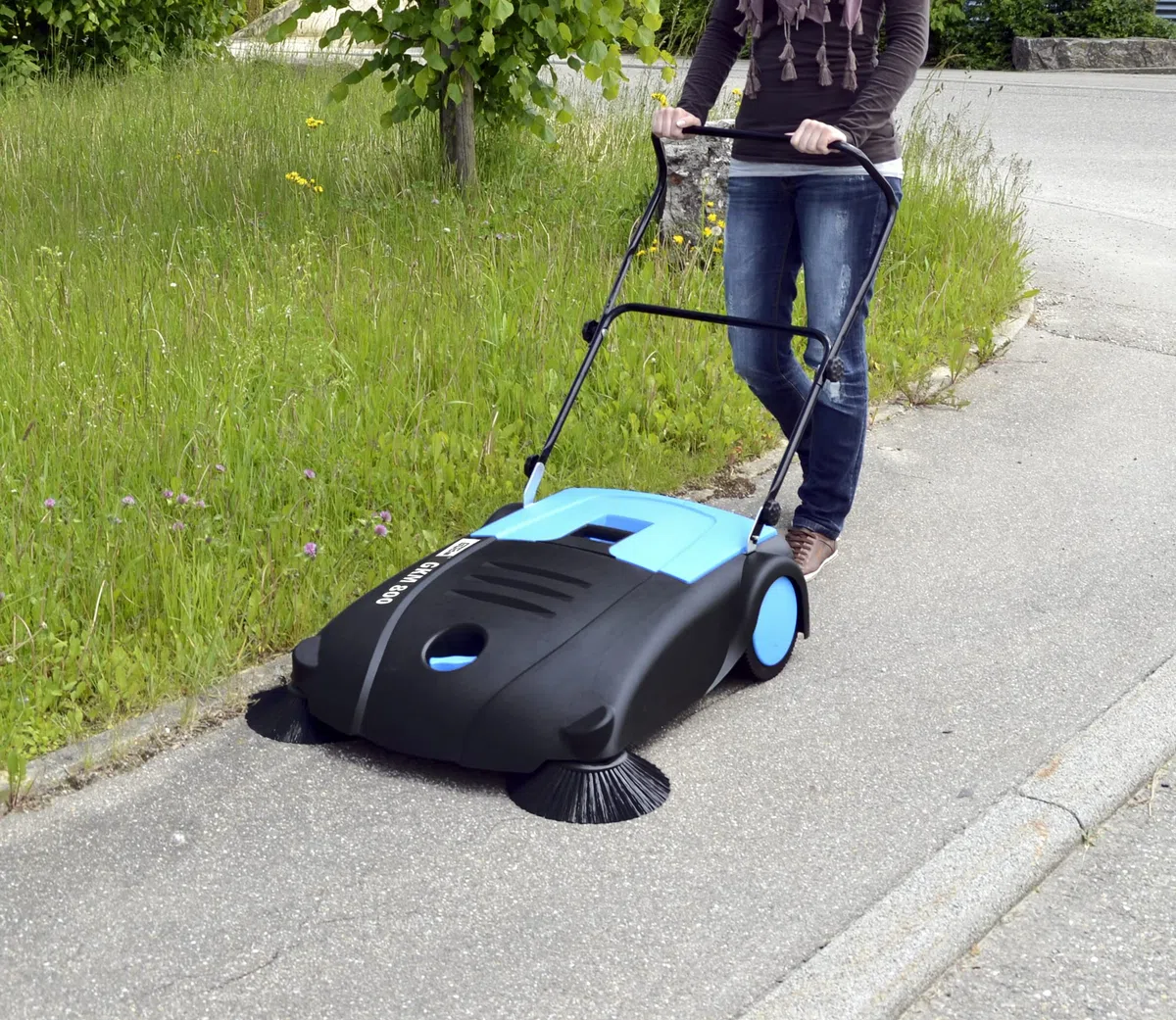 Güde Kehrmaschine GKM 800 (Kehrbreite 800 mm, Flächenleistung 3200 m²/h, abnehmbarer Schmutzbehälter 30 l, manueller Antrieb, Lenkrolle, klappbarer Fahrbügel)