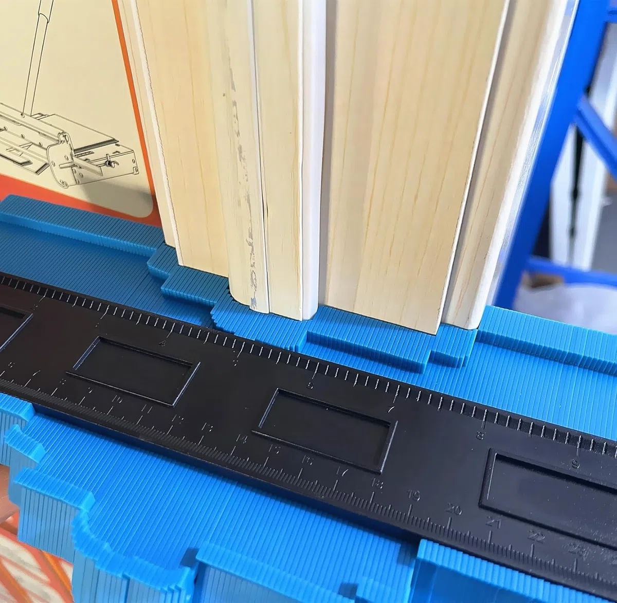 Pro Bodenschneider mit starrem Kern und extra Klinge, schneidet LVP, WPC, LVT, SPC, VCT, PVC für komplexe Arbeiten. Kein Absplittern, kein Strom erforderlich