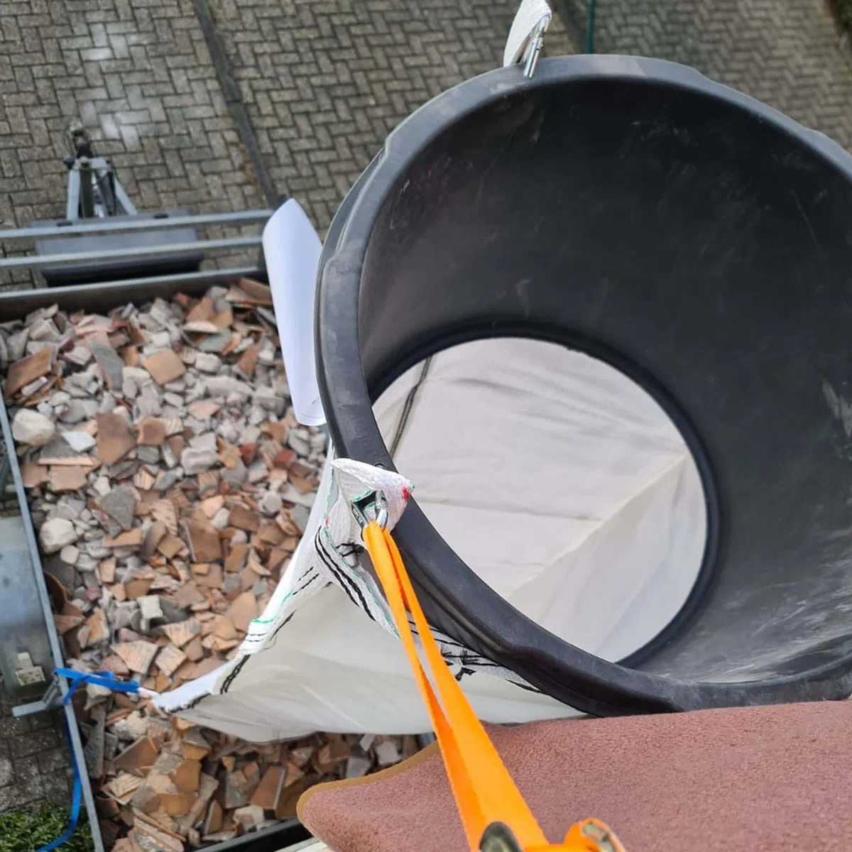 Scorprotect® Schuttrutsche Bauschuttrutsche 12 m flexibel mit Einfülltrichter, 20x Flachsäcke und Zubehör
