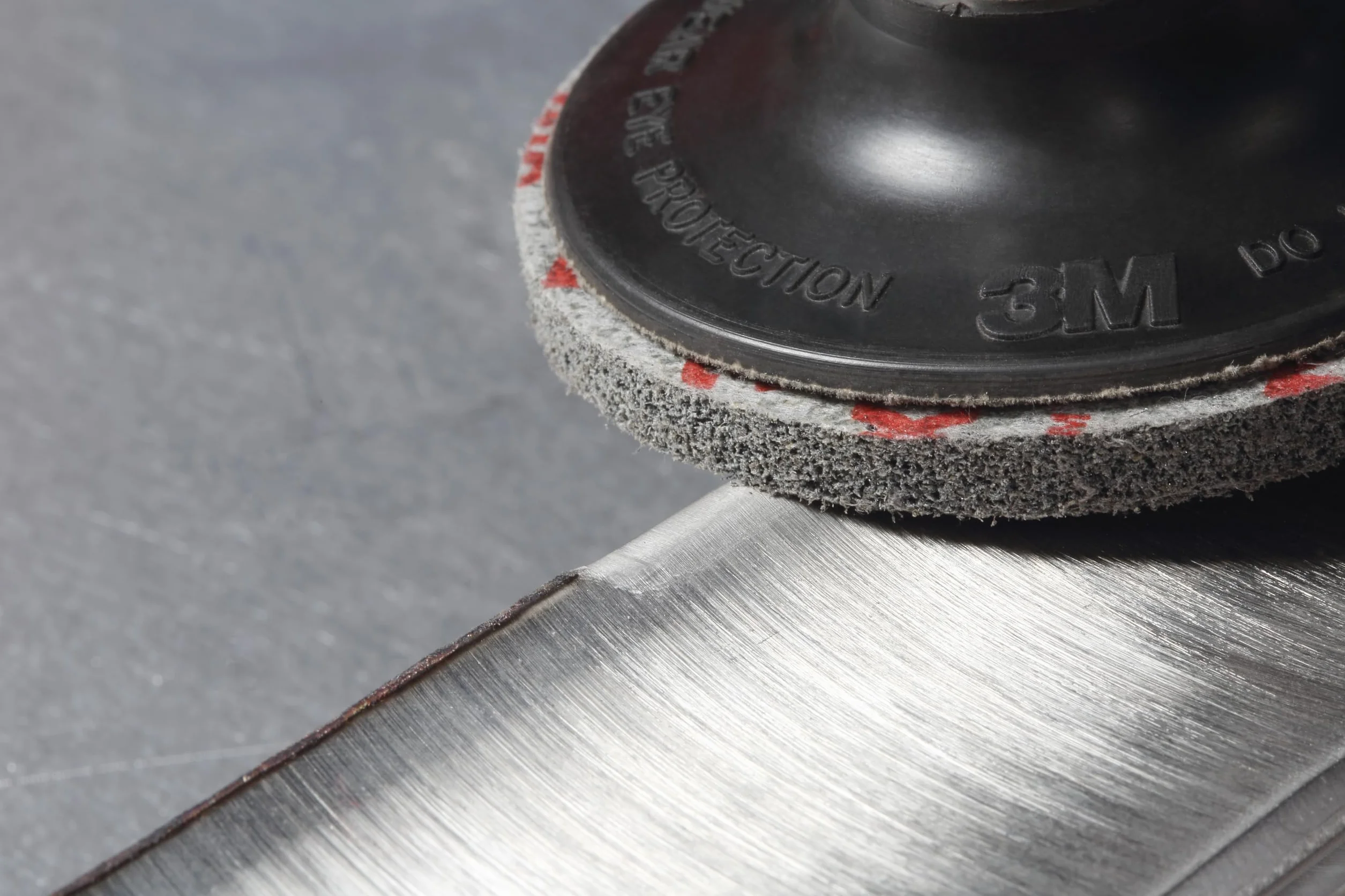 Scotch-Brite Roloc Deburr and Finish PRO Verpresste Kompaktscheibe DP-UR, TR, 76 mm x 6,35 mm, 8C CRS+