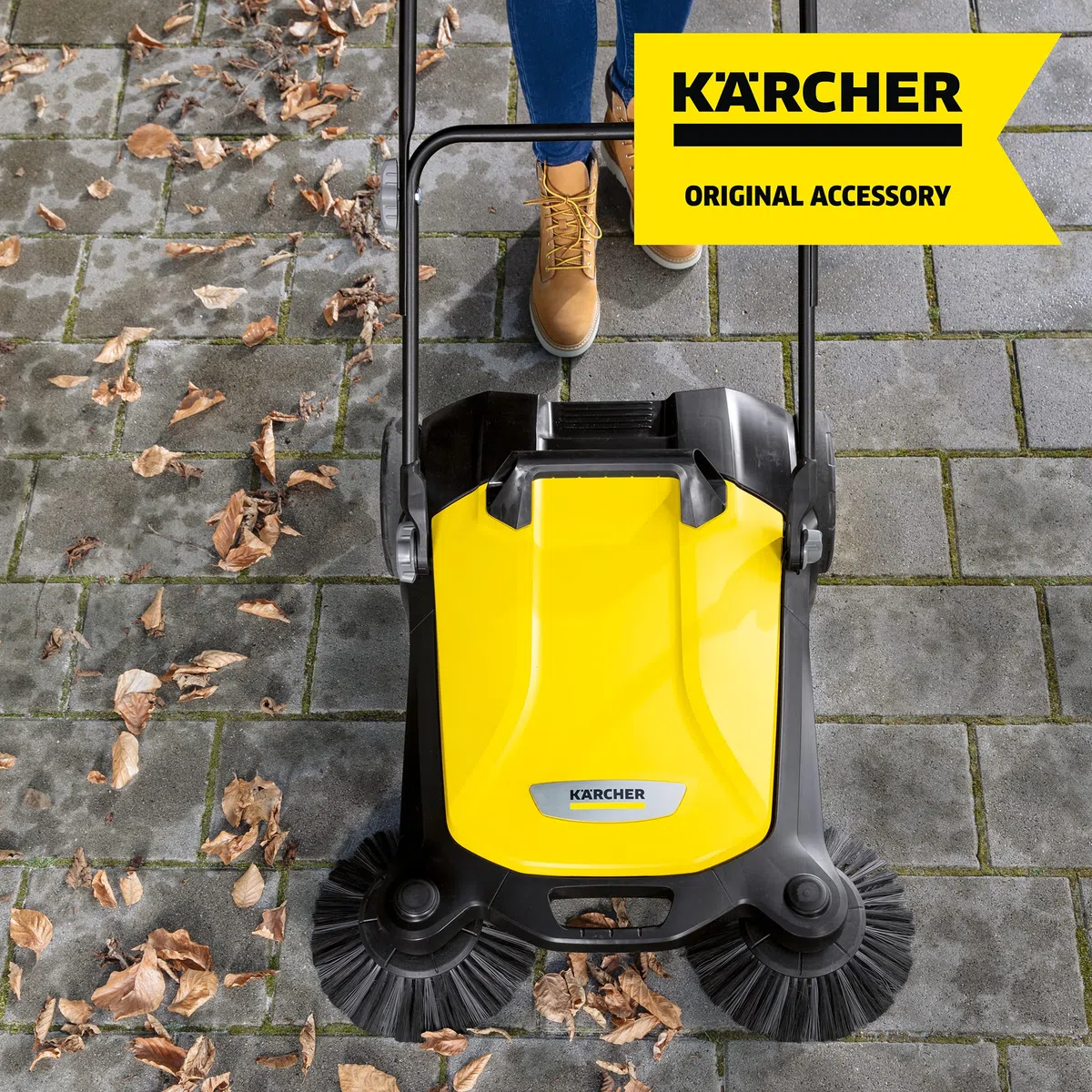 Kärcher Kehrmaschine S 4 Twin (Max. Flächenleistung: 2400m²/h, 2 Seitenbesen, Kehrbehälter: 20 l, Arbeitsbreite: 680 mm) + Kärcher Seitenbesen für feuchtes Kehrgut, für S 4 / S 4 Twin Besen