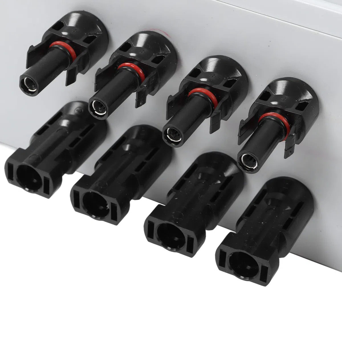4 String PV Combiner Box mit Überspannungsableiter 15A Sicherung 63A DC Leistungsschalter IP67 Solar Combiner Box DC1000V 8 Sicherungen
