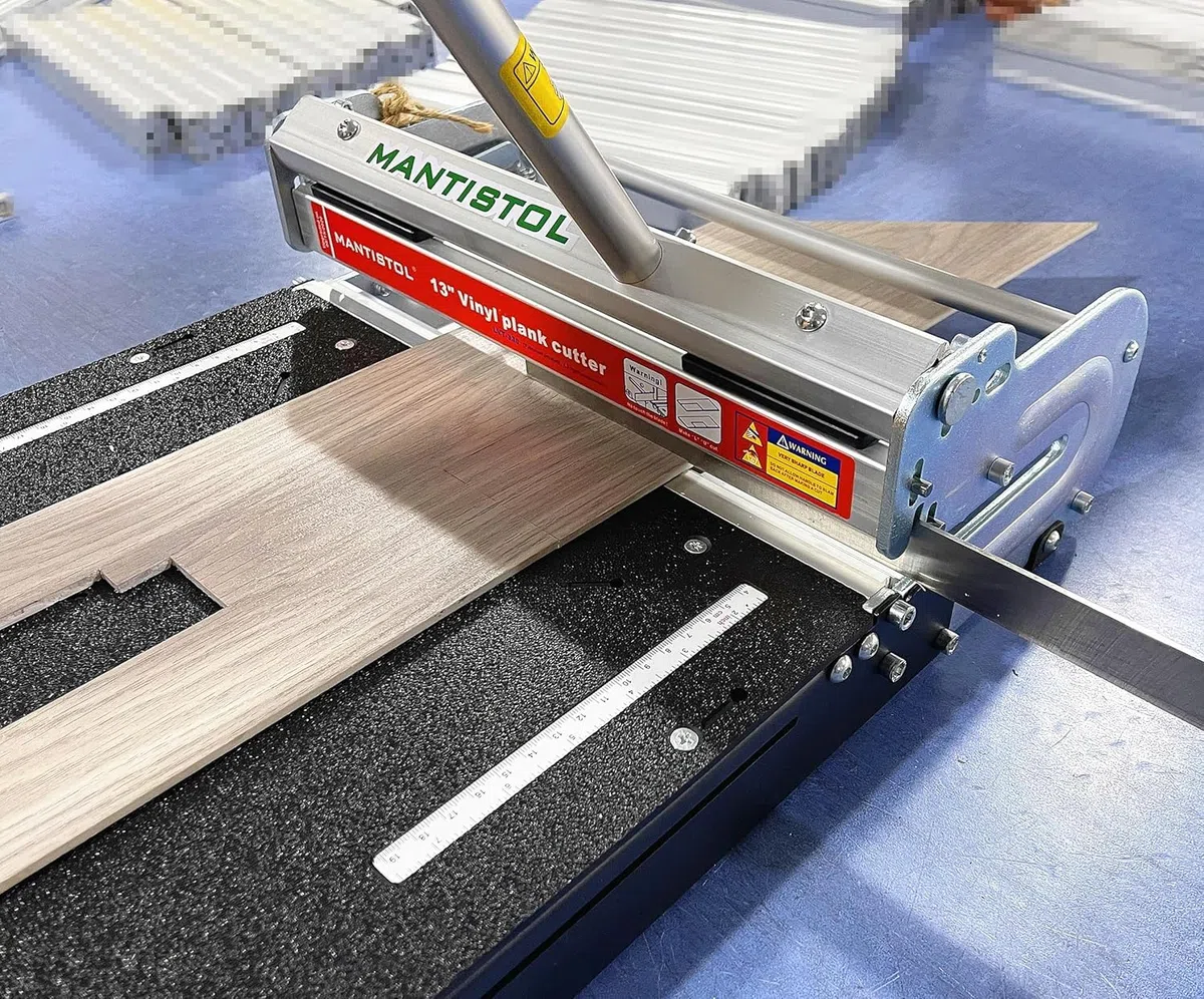 Pro Bodenschneider mit starrem Kern und extra Klinge, schneidet LVP, WPC, LVT, SPC, VCT, PVC für komplexe Arbeiten. Kein Absplittern, kein Strom erforderlich
