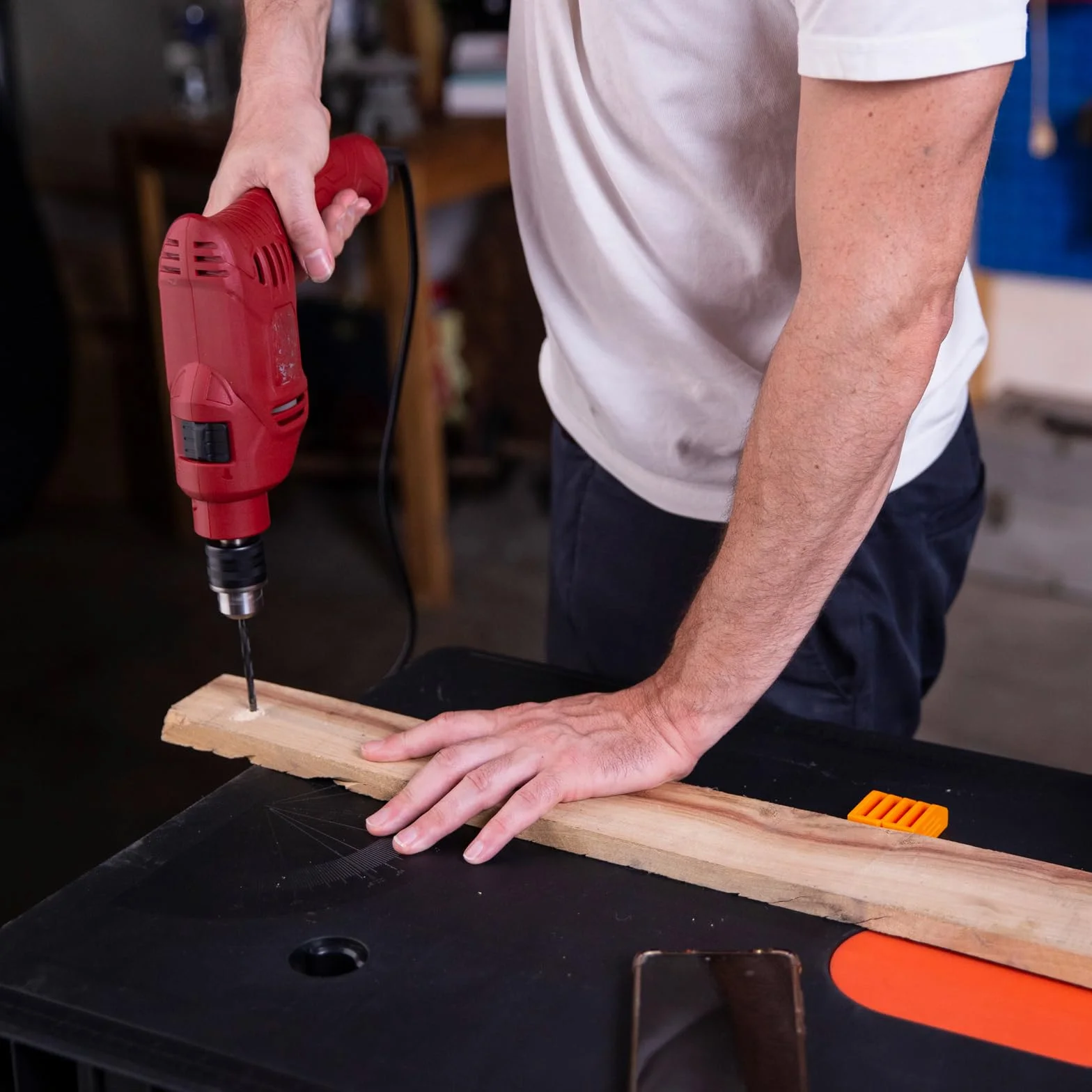 GARDTECH Klappwerkbank 5-in-1, werkbank klappbar & höhenverstellbar, als Werkbank und Arbeitstisch, 150 kg Tragkraft, große Arbeitsfläche mit Winkelangaben, EU-Steckdose, für Werkstatt, Garage & DIY