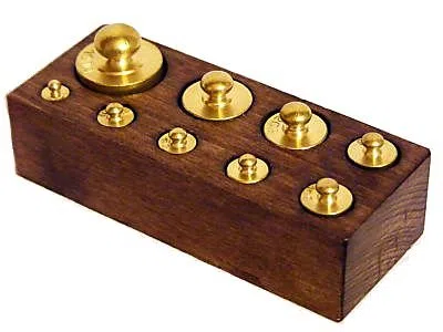 Dekorative Waagengewichte Serie Messing Holzsockel Kleine Größe 9 Gewichte