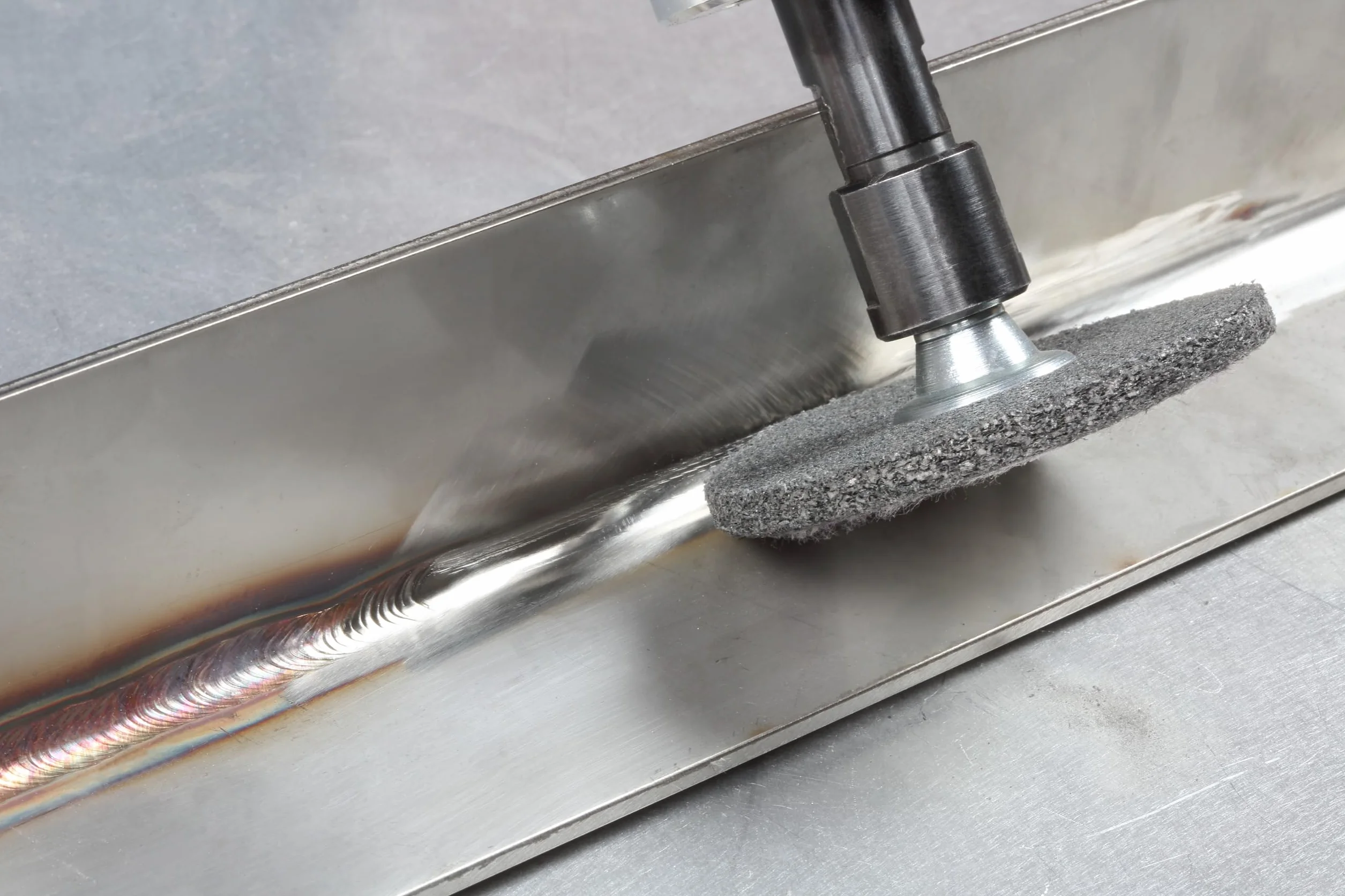 Scotch-Brite Roloc Deburr and Finish PRO Verpresste Kompaktscheibe DP-UR, TR, 76 mm x 6,35 mm, 8C CRS+