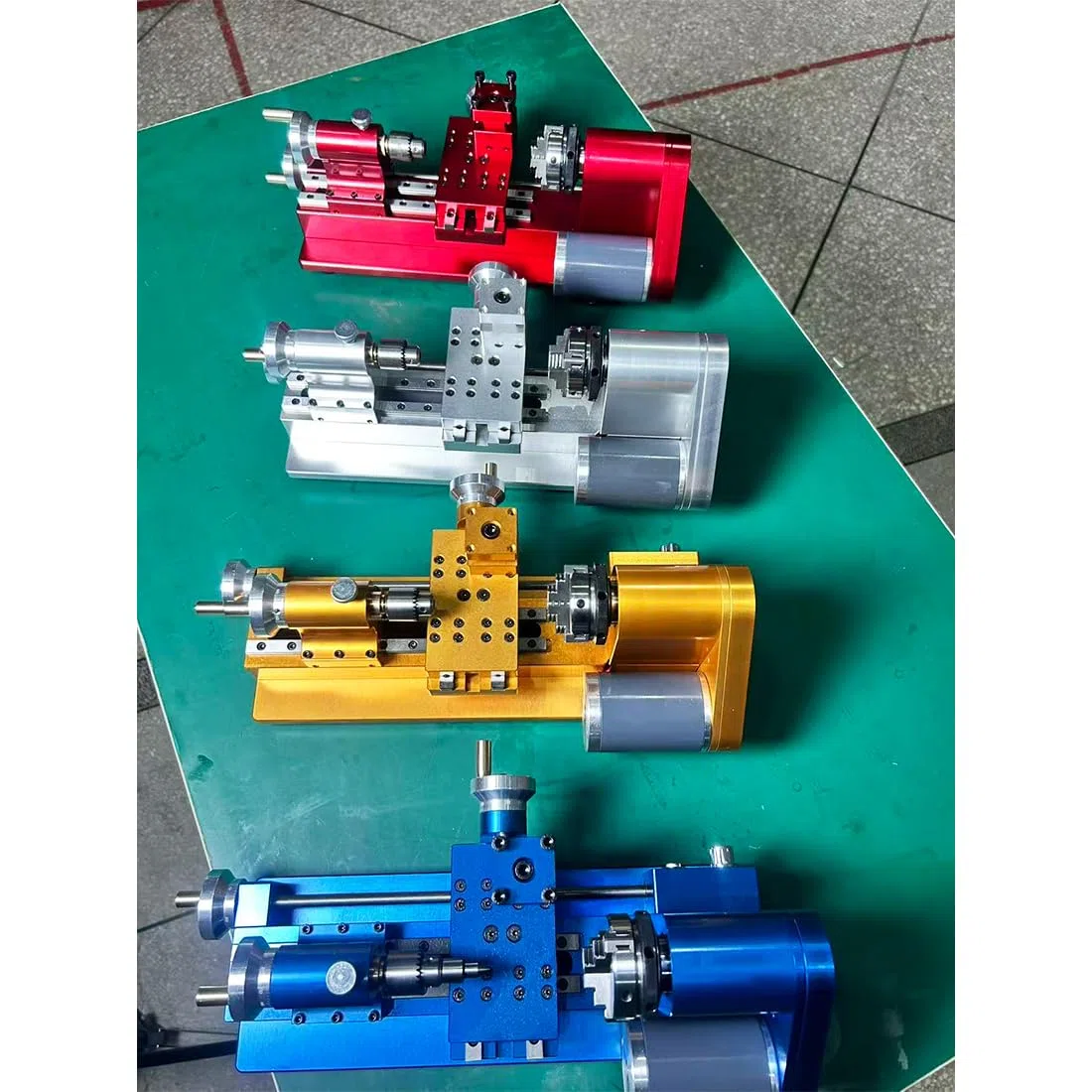 DIY Mini Metalldrehmaschine, Benchtop Präzisions-Mini-Drehmaschine mit 3-Backenfutter, beweglichem Reitstock und Bleischraube, Desktop-Metallbearbeitungsdrehmaschine zum Drehen, Bohren, Einfädeln
