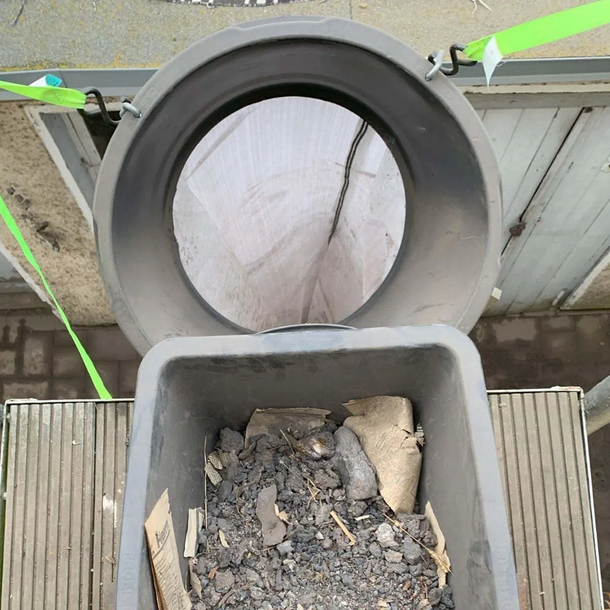 Scorprotect® Schuttrutsche Bauschuttrutsche 12 m flexibel mit Einfülltrichter, 20x Flachsäcke und Zubehör