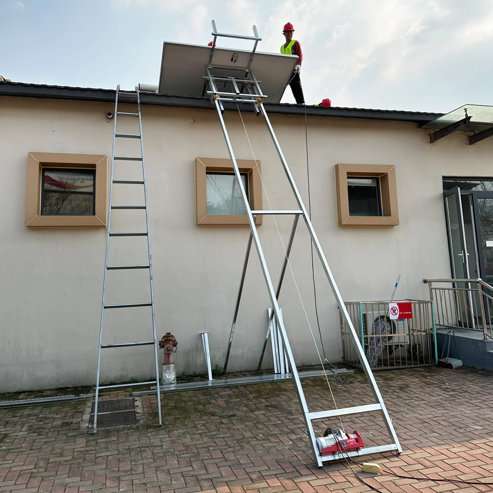 MSW Dachdecker-Aufzug 15 m bis 200 kg 1500 W 12 m/min 150 x 70 cm auch für Flachdach kabelgebundene Fernbedienung (5 m) Bauaufzug Leiterlift Leiteraufzug Dachaufzug