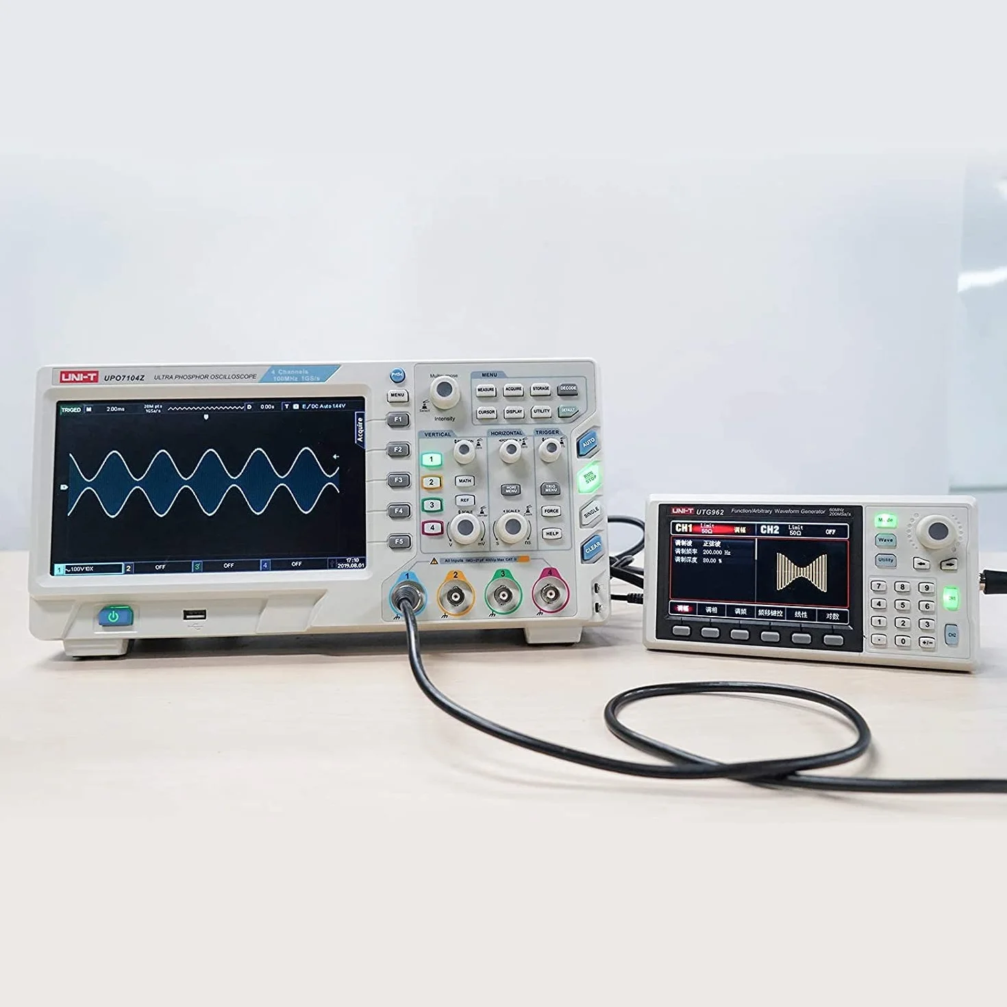 UNI-T UTG962E Signalgenerator, DDS 60MHz Function Arbitrary Waveform Generator mit 4,3 Zoll TFT LCD, 200MSa/s 2-Kanal Frequenzmesser (110-240V EU Plug) Shop in Deutschland, 3 Jahre Garantie !
